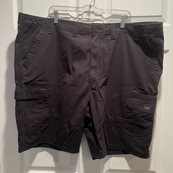 Wrangler Relaxed Fit Black Cargo Shorts Hiking Mens Size 48 - Picture 1 of 9